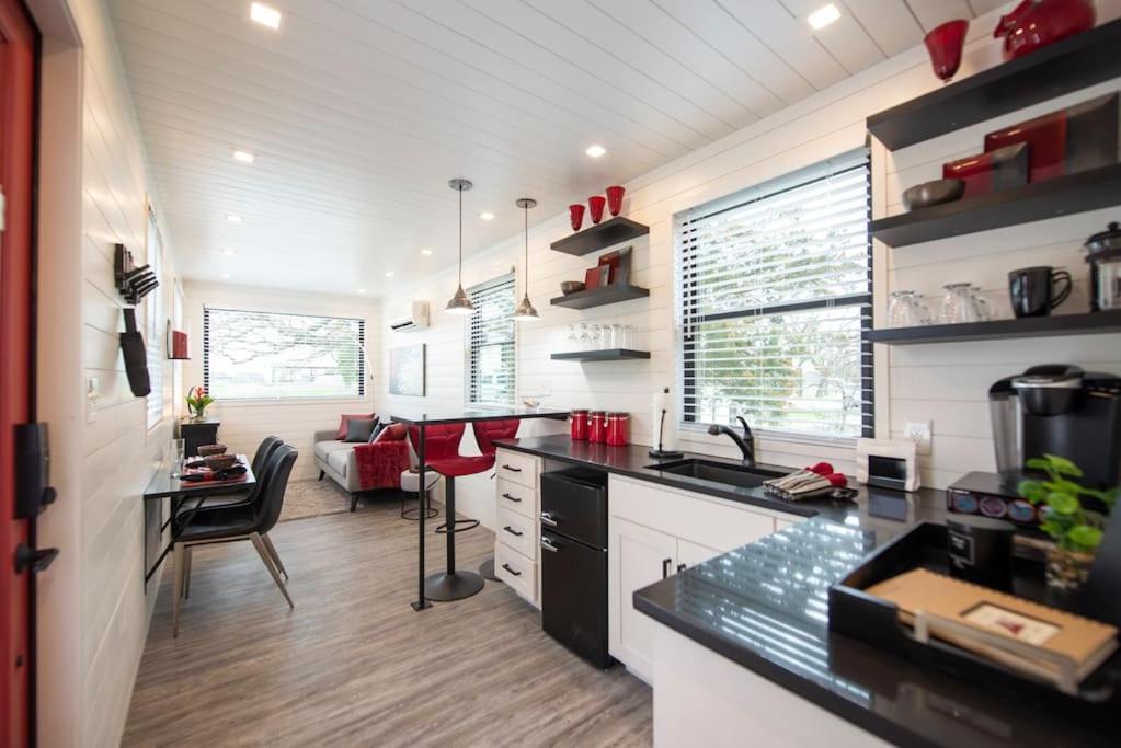 The Merlot House-Container Home 12 Min To Magnolia Bellmead ภายนอก รูปภาพ